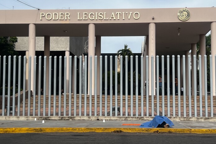 Ejecutan a exjefe policiaco frente al Congreso de Sinaloa