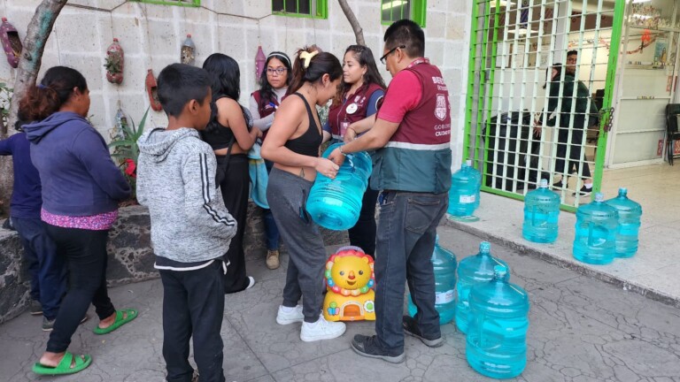 El Gobierno de la CDMX inicia distribución de agua en comunidades vulnerables