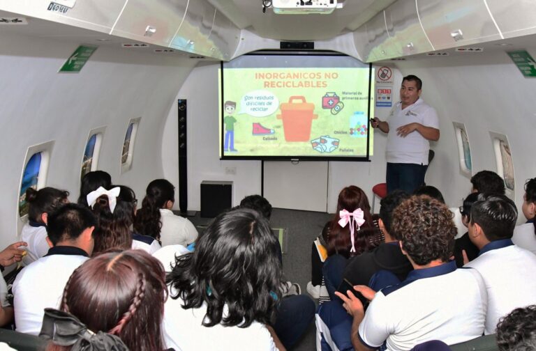 Estudiantes del Colegio de Bachilleres aprenden sobre reciclaje en Cozumel