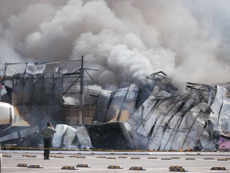 Incendio consume casino en Culiacán, Sinaloa