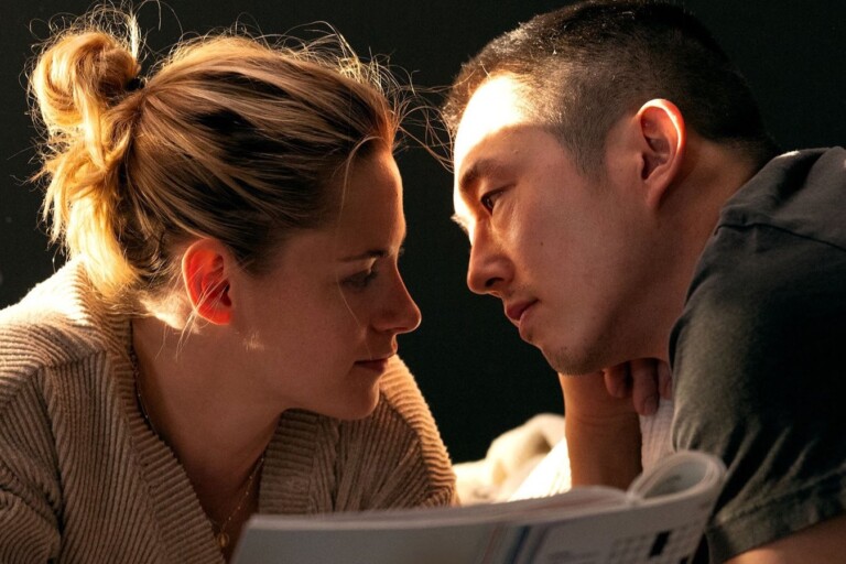 Kristen Stewart y Steven Yeun protagonizan una singular historia de amor en “Love Me”