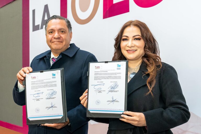 Conferencia de prensa "La Toluqueña", firma de Convenio. Presidente municipal, Ricardo Moreno y Myrna Araceli García Morón.