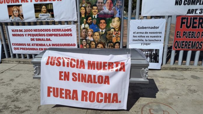 Manifestación en contra de Rocha Moya llega al Congreso de Sinaloa