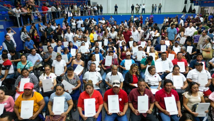 Mara Lezama entrega títulos de propiedad a 488 familias de Solidaridad