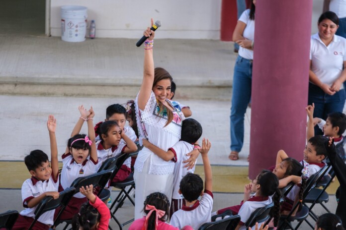 Mara Lezama entrega domo a estudiantes de la primaria “Miguel Vidal Alcocer” de Benito Juárez