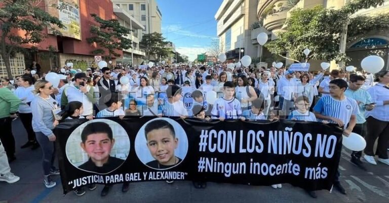 Marchan por homicidio de los hermanos Alexander y Gael en Culiacán