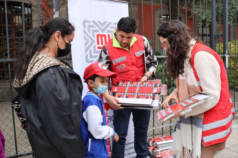 Metrobús celebra el Día de Reyes con entrega de autobuses armables en la estación Balderas