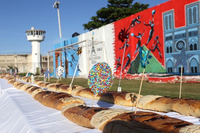 Promueven la reinserción social con Rosca de Reyes de 400 metros de largo