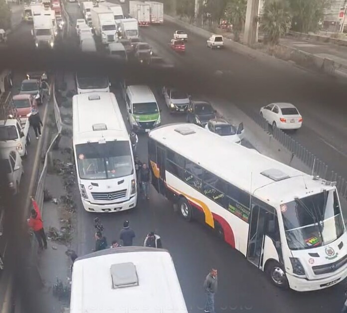 Transportistas bloquean la autopista México-Querétaro