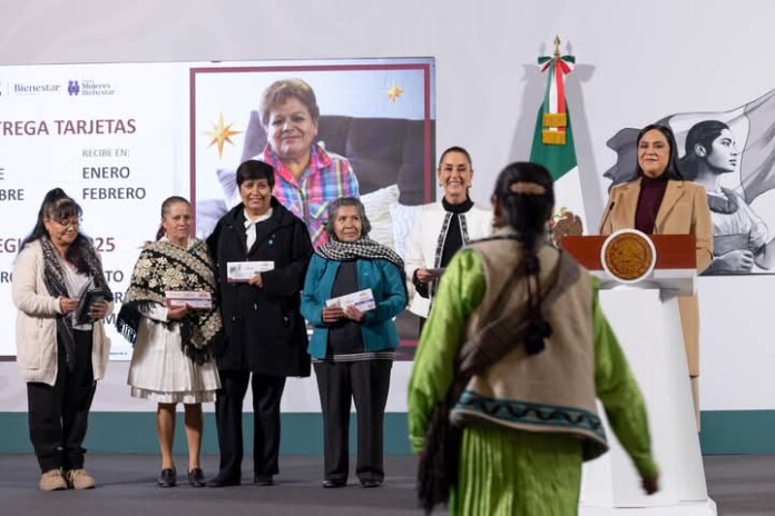 Entrega de primeras tarjetas de Pensión Mujeres Bienestar 2025.