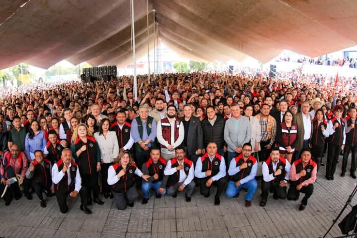 Isaac Montoya y trabajadores del SUTEYM, en Naucalpan. Estado de México.