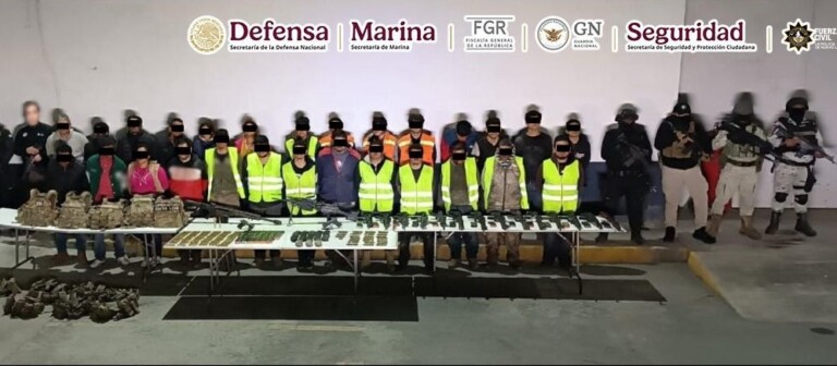 Detienen a 27 personas con un arsenal, equipo balístico y táctico en Nuevo León