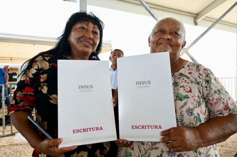 Encabeza Claudia Sheinbaum la entrega de las primeras 4 mil 200 tarjetas del programa de mejoramiento de vivienda para el bienestar en Los Reyes La Paz, Edomex