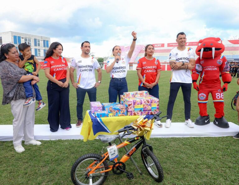 Premia Ana Paty Peralta a niñas y niños ganadores del concurso “El buzón de Santa y Reyes Magos”