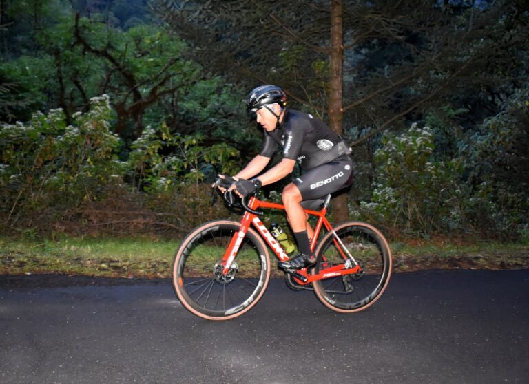 Adrián Durán intenta establecer récord mundial de triple Everesting en Los Dinamos