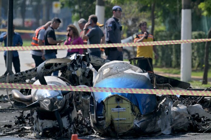 Avioneta se estrella en una avenida de São Paulo, Brasil; hay dos muertos