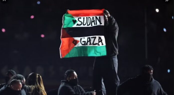 Bailarin protesta en pro de Palestina durante el Super Bowl