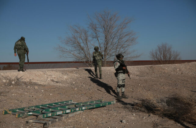 Localizan escaleras presuntamente usadas para cruzar la frontera