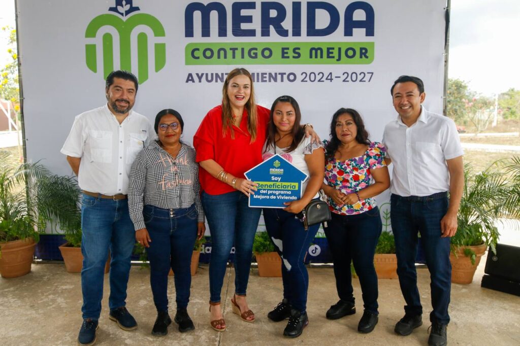 Cecilia Patrón entrega acciones de vivienda a familias del sur de Mérida