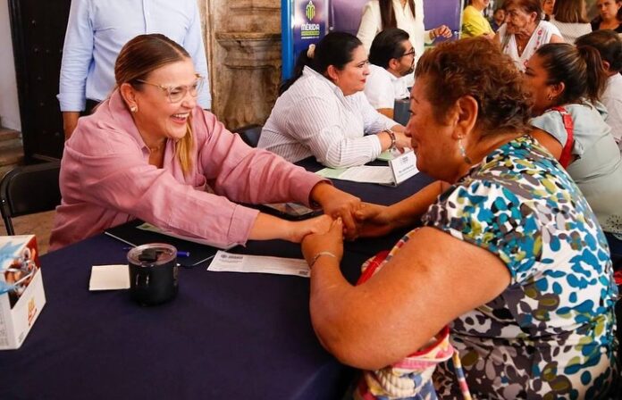 Con Miércoles Ciudadano, Cecilia Patrón acerca servicios y apoyos a pobladores de Merida