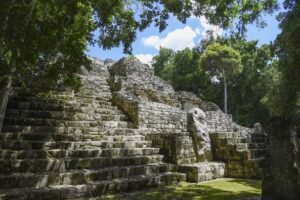 Exhiben a vicefiscal de Campeche en recorrido ilegal por Calakmul