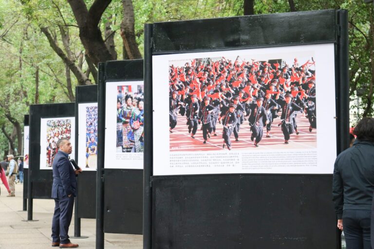 Exposición “Espléndidos trajes étnicos de China” llega a Reforma