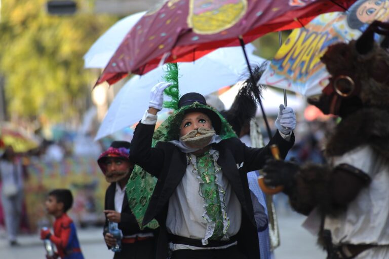 Honra la capital su legado con un desfile vibrante de comparsas y máscaras