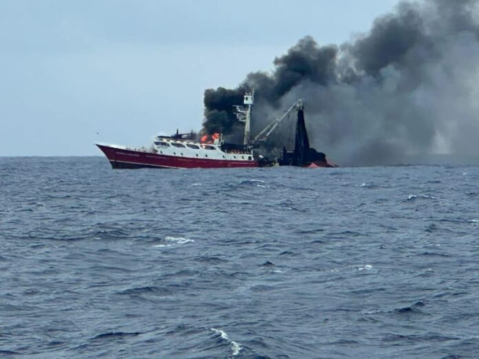 Incendio provoca hundimiento de barco atunero en Chiapas