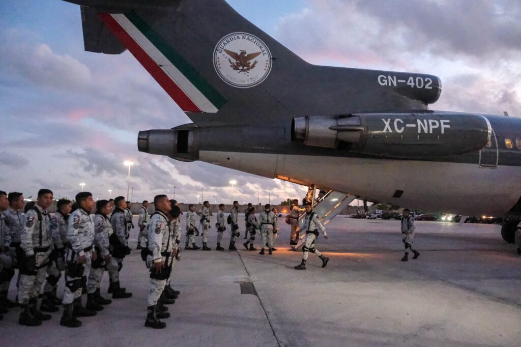 México inicia despliegue de 10 mil militares en la frontera norte