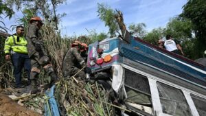 Mueren más de 50 personas en accidente de autobús en Guatemala