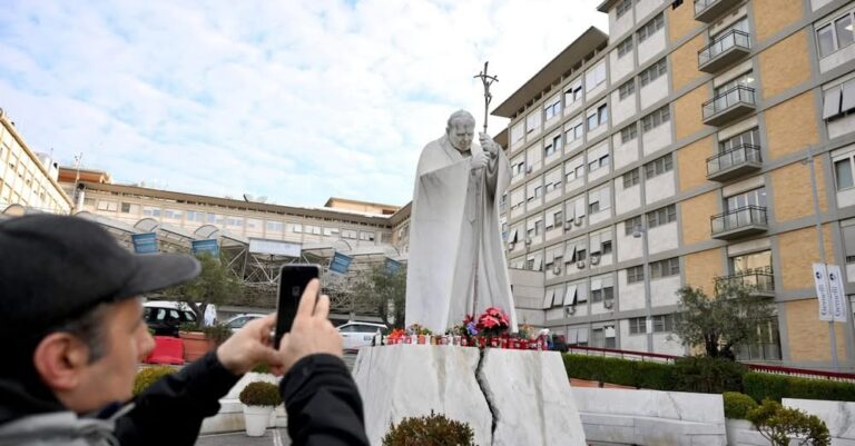 Papa Francisco tiene indicios de “neumonía bilateral”: El Vaticano