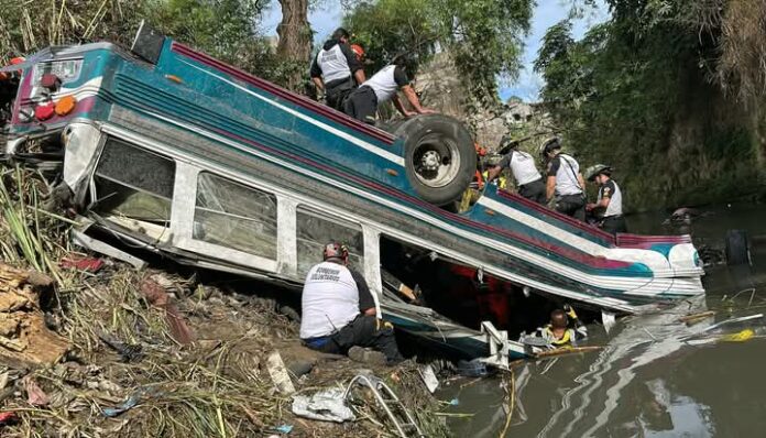 SRE confirma muerte de mexicano en accidente de autobús en Guatemala