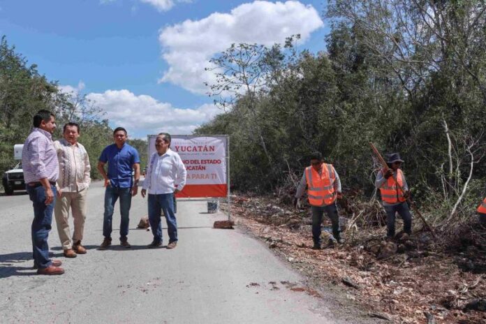 Díaz Mena supervisa trabajos de bacheo en el oriente de Yucatán