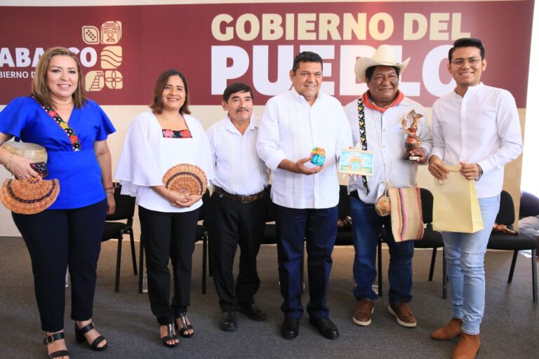 Javier May entrega premio Excelencia Artesanal 2025