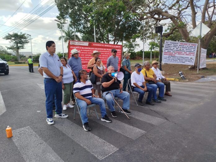 Jubilados de Pemex bloquean el acceso al aeropuerto de Mérida