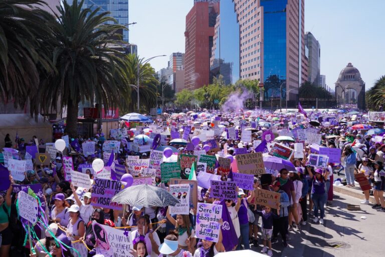 Más de 200 mil mujeres marchan en CDMX este 8M con saldo blanco