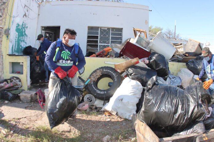 Retiran toneladas de basura en predio del centro de Mérida