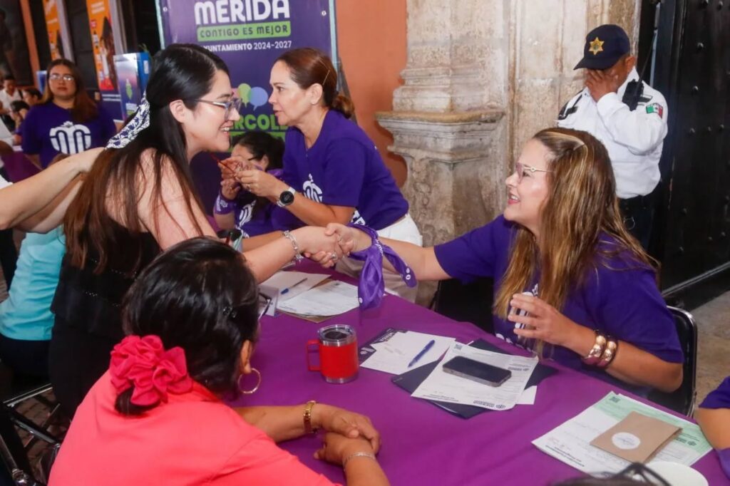 Se pinta de morado el 'Miércoles Ciudadano' en Mérida