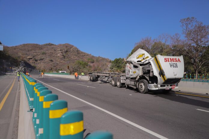 Tráiler se vuelca sobra la autopista La Pera-Cuautla