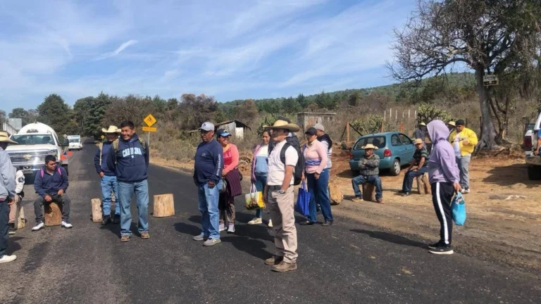 Comuneros de diferentes regiones indígenas bloquean carreteras de Michoacán por inseguridad y discriminación