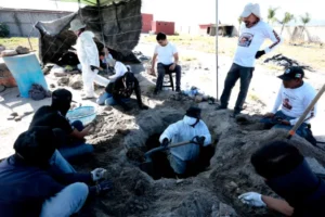 Los miembros del colectivo 'Guerreros Buscadores' trabajan en tres crematorios humanos encontrados mientras buscaban a sus familiares en el Rancho Izaguirre en la comunidad La Estanzuela en Teuchitlán, estado de Jalisco, México, el 5 de marzo de 2025. ULISES RUIZ/AFP/AFP via Getty Images