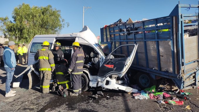 Choque entre combi y camioneta deja cinco muertos en Paseo Bicentenario, en Tecámac