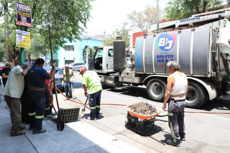 Colonia Portales recibe limpieza profunda en red de drenaje por estiaje preventivo
