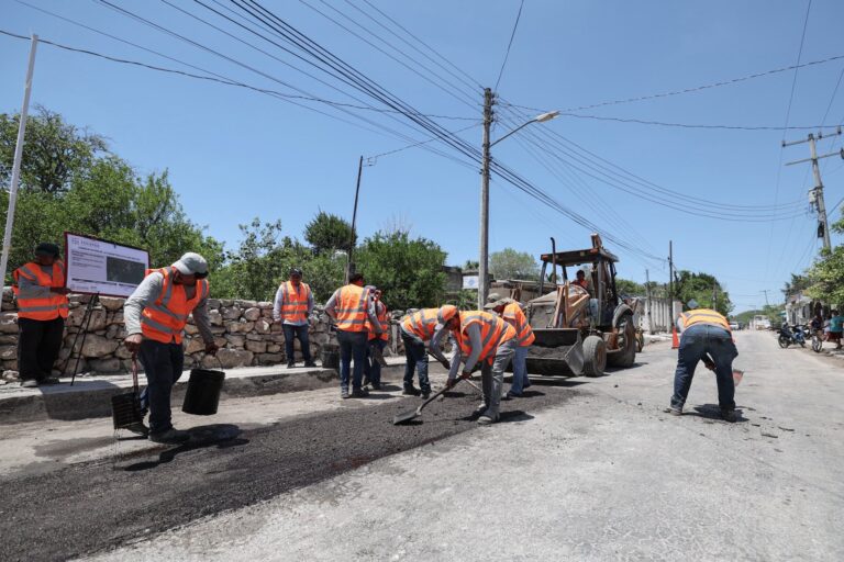 Díaz Mena supervisa obras de conservación en carreteras de Yucatán