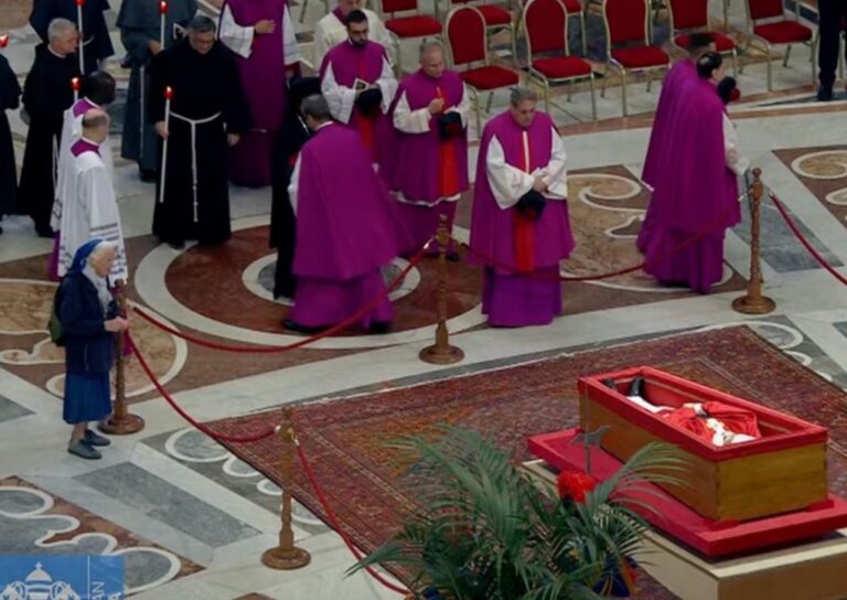 Geneviève Jeanningros, la monja que logró saltar el protocolo para despedir al papa Francisco
