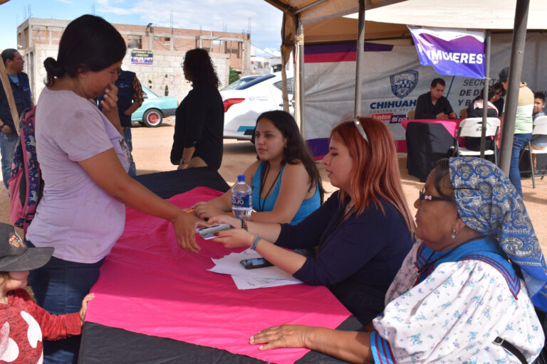 Gobierno de Chihuahua lleva feria de servicios “Cuenta Conmigo” a Tomochi