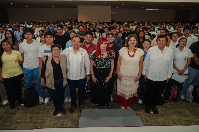 Layda Sansores entrega tarjetas del programa “Jóvenes Escribiendo el Futuro”
