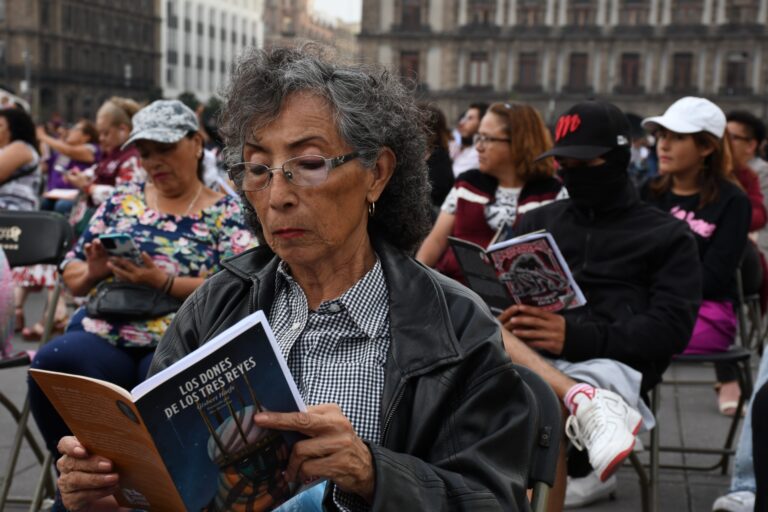 Lectódromo reúne a miles en el Zócalo para celebrar el Día del Libro