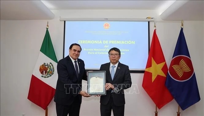Reconoce el gobierno de Vietnam trayectoria del periodista mexicano Mouris Salloum George