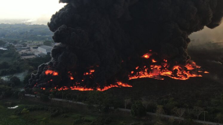 Quema de pastizales se sale de control y provoca fuerte incendio en Tabasco
